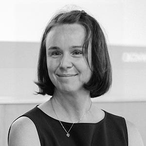 Ivona Ševčíková, Head of customer retention & experience ve společnosti Acomware, na profesionální černobílé fotografii. Ivona má elegantní krátké vlasy, oblečená je v jednoduchých šatech a na krku nosí jemný náhrdelník. Pravidelně vystupuje jako řečník na konferenci Eshopista.