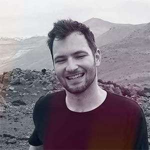 Na fotografii je Adam Bílek, CRM Manager v Knihobot & Bookbot, který bude jedním z řečníků na konferenci Eshopista. Snímek zachycuje Adama v přírodním prostředí, které podtrhuje jeho zaměření na inovace a strategický přístup v oblasti řízení vztahů se zákazníky.