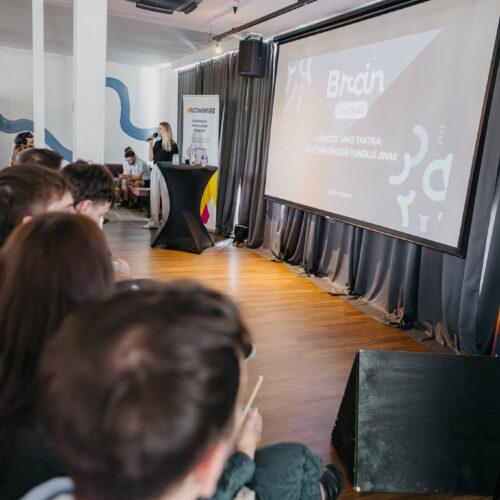 Přednášející hovoří pod slidem „BrainMarket“ o influencer taktice na konferenci ESHOPISTA 2025.