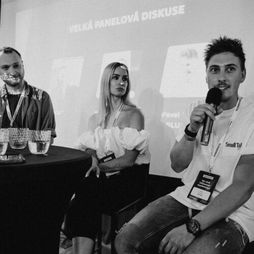 Tři panelisté ESHOPISTA na „Velké panelové diskuzi“, muž vpravo mluví do mikrofonu na téma influencer marketingu v O2 CZ.